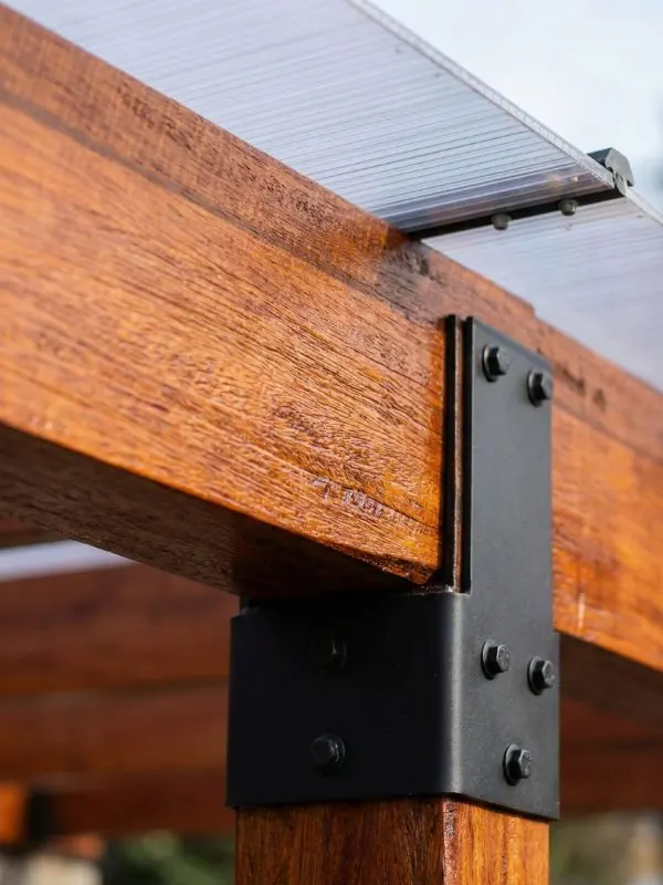 Detalle de estructura y sombra en terraza