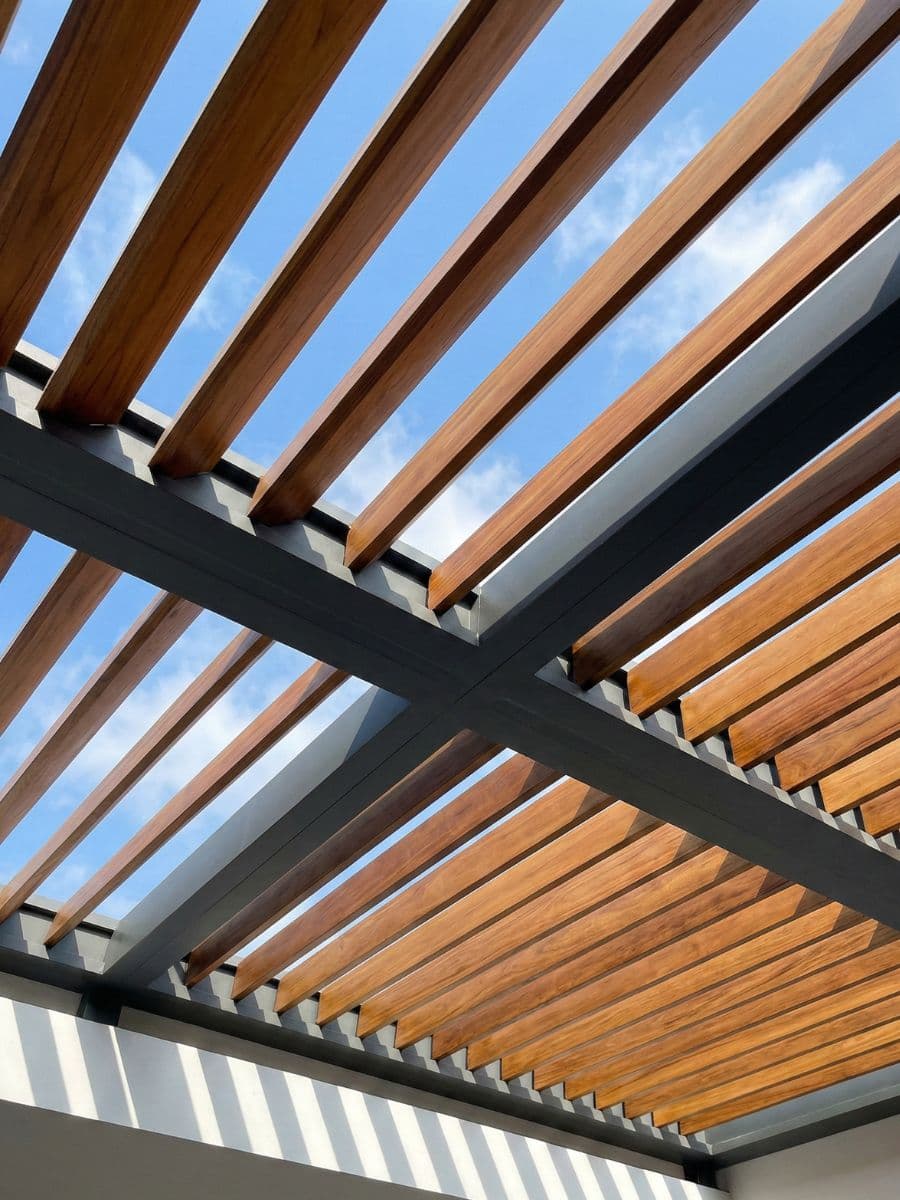 Estructuras de techos sol y sombra modernos para control solar en terrazas.